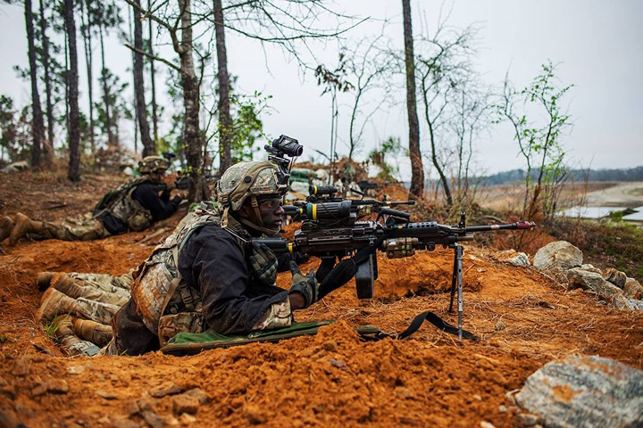 Bộ binh Mỹ tham gia tập trận bắn đạn thật bảo vệ căn cứ và tấn công mục tiêu đối phương tại thao trường Good Hope, Mỹ.