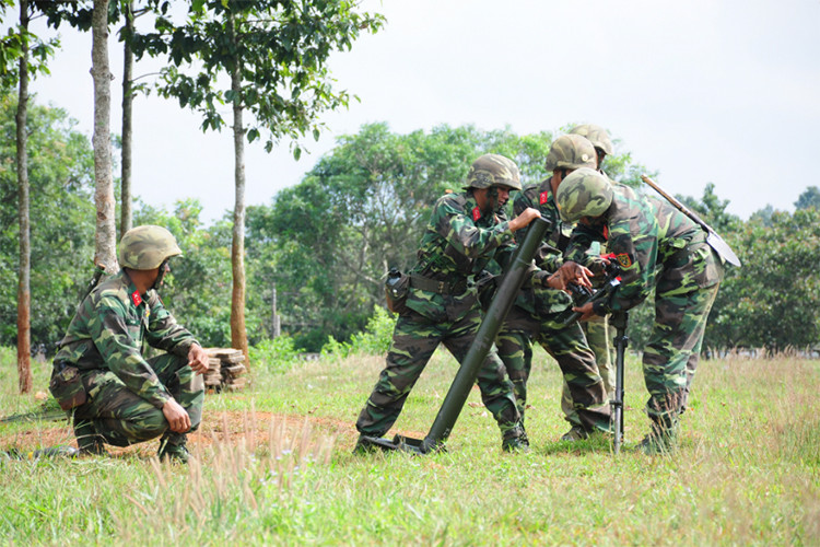 Khẩu đội Cối 100mm Trung đoàn 88 luyện tập trên thao trường