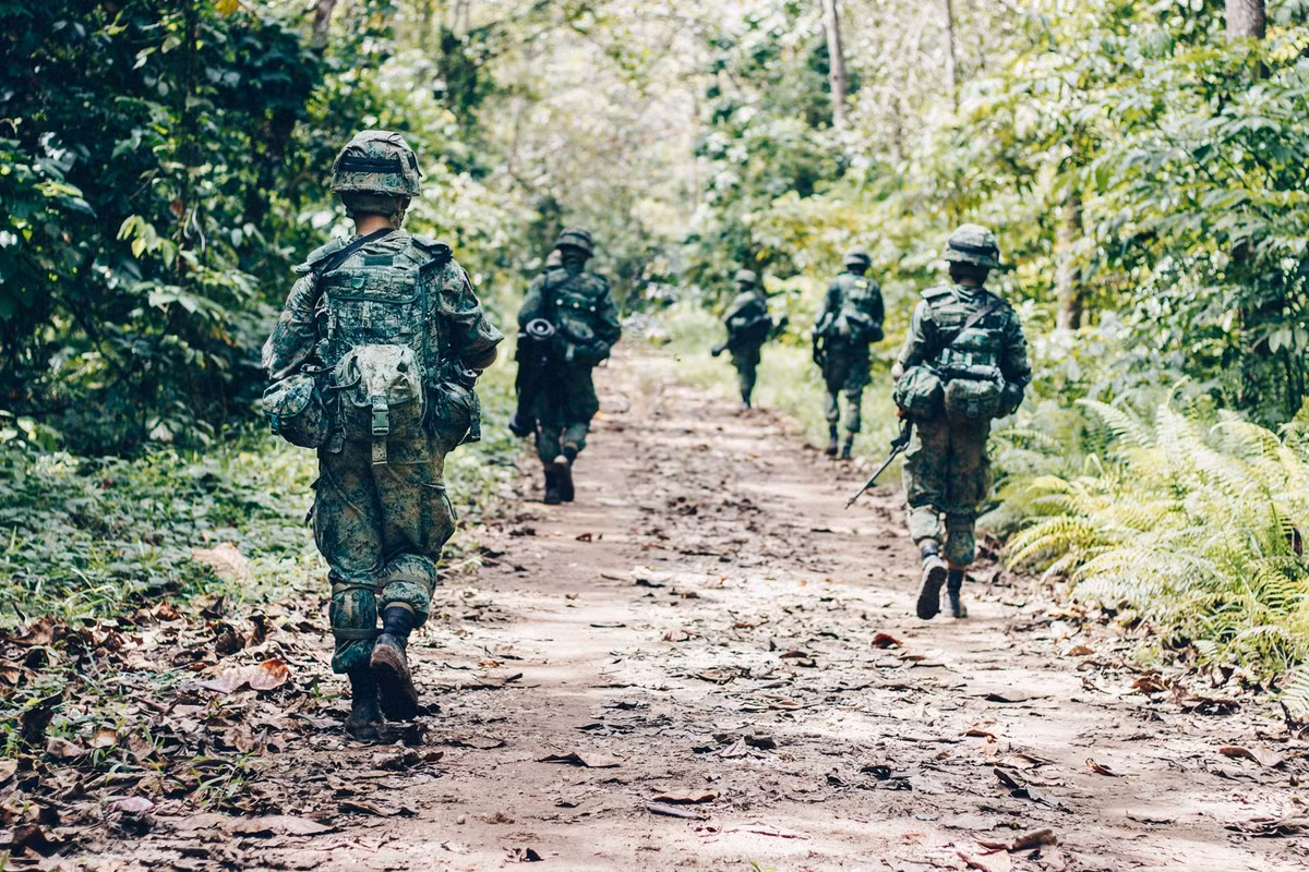 Họ được trang bị những vũ khí hiện đại nhất. Trong đó không thể thiếu súng trường tấn công SAR-21 do Singapore tự sản xuất hay tiểu liên MP5 và súng ngắn P7M8.