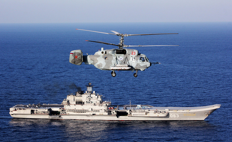 Trực thăng săn ngầm-cảnh báo sớm trên không Kamov Ka-31 của lực lượng Không quân Hải quân Nga đang bay trên tàu sân bay Đô đốc Kuznetsov. Ka-31 có tầm hoạt động 600 km, tốc độ tối đa 250 km và có khả năng bao quát 400 km mặt biển với các hệ thống radar, cảm biến cực kỳ hiện đại. Nguồn ảnh: TASS.