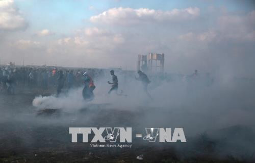 Binh sĩ Israel bắn đạn hơi cay về phía người biểu tình Palestine gần khu vực biên giới Gaza-Israel ngày 1/6. Ảnh: THX/TTXVN