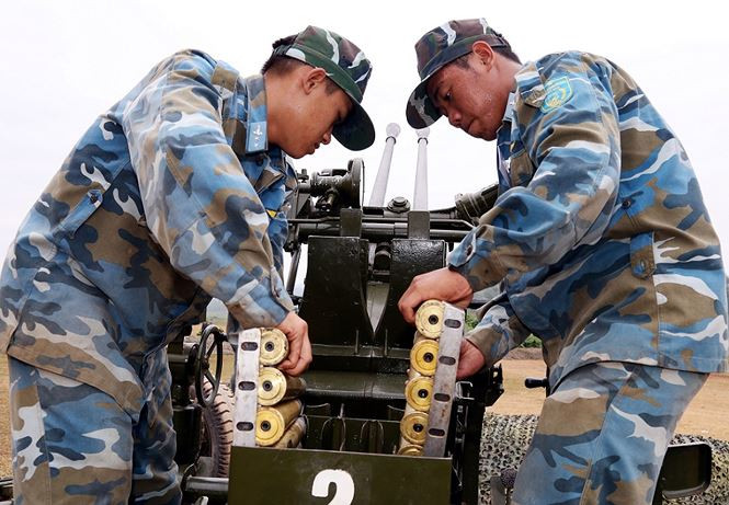 Nạp đạn cho pháo.