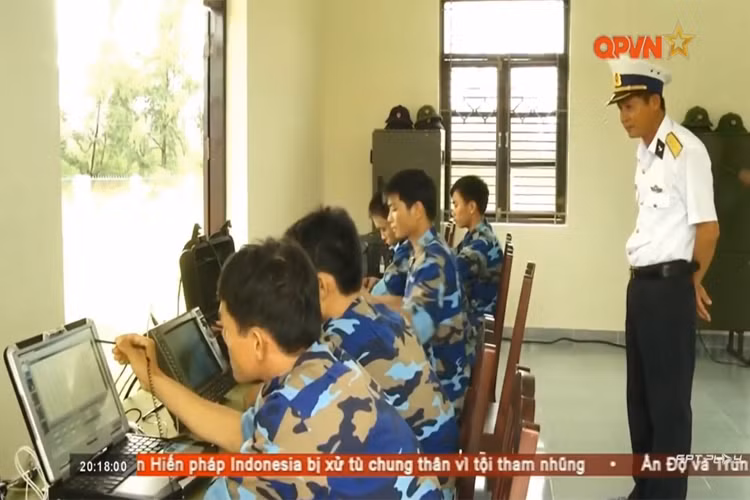 Trong ảnh là sở chỉ huy của một hệ thống EXTRA và sở chỉ huy này có thể điều khiển nhiều trạm phóng di động ở khoảng cách xa, mỗi trạm hoạt động theo chỉ thị hoặc độc lập tác chiến theo từng tình huống cụ thể. Nguồn ảnh: QPVN.