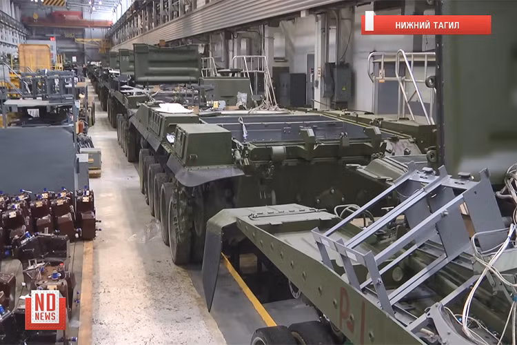 Quan sát cấu hình cụ thể của lô xe tăng T-90 này cũng có thể nhận thấy nó mang rất nhiều nét khác biệt so với T-90S và T-90SK của Quân đội Iraq. Nguồn ảnh: ND News.