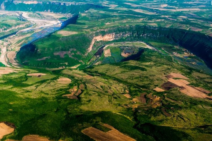 Hình ảnh đồi núi Triều Tiên chụp từ trên cao qua cửa sổ máy bay.