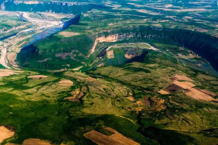 Hình ảnh đồi núi Triều Tiên chụp từ trên cao qua cửa sổ máy bay.