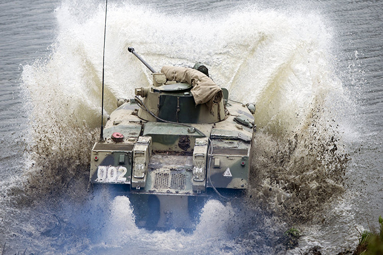 Ở lần thả đầu tiên này các thiết kế sư Liên Xô sử dụng một chiếc dù có diện tích chỉ 540 mét vuông để chiếc xe chiến đấu rơi xuống đất nhanh chóng và trơn tru, hệ thống được lắp ráp và vận chuyển trực tiếp trên xe BMD. Tốc độ hạ cánh vào khoảng 25 mét/giây giảm hẳn gần mặt đất nhờ động cơ phản lực bảo đảm hạ cánh mềm. Nguồn ảnh: Sputnik.