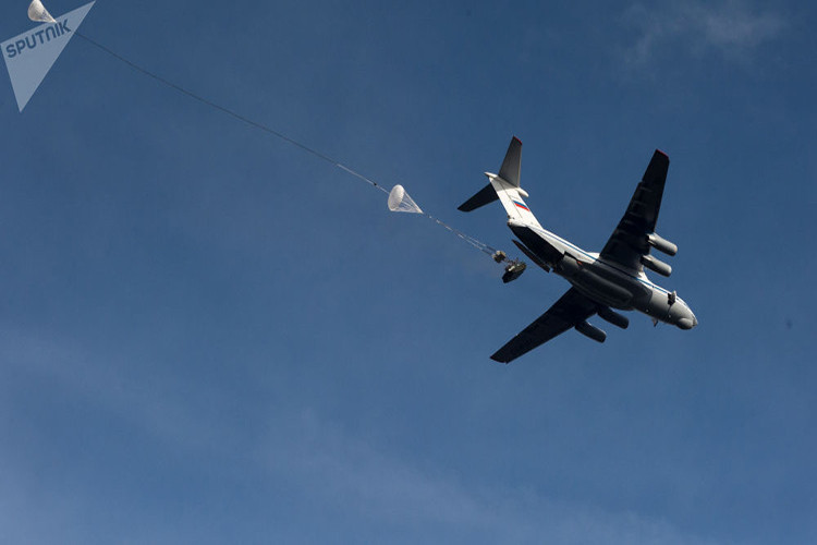 Chỉ vài giây sau khi rơi tự do từ máy bay Il-76, dù hãm tốc trên xe bọc thép đổ bộ đường không BMD của Lực lượng Đổ bộ Đường không Nga lần lượt bung dù và tiếp đất nhẹ nhàng, càng đặc biệt hơn khi bên trong chúng là gần 10 lính dù Nga. Dù trông có vẻ như đơn giản trên thực tế, Quân đội Nga là lực lượng vũ trang duy nhất trên thế giới sở hữu lực lượng tăng thiết giáp dù theo đúng nghĩa. Nguồn ảnh: Sputnik.