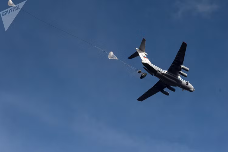 Chỉ vài giây sau khi rơi tự do từ máy bay Il-76, dù hãm tốc trên xe bọc thép đổ bộ đường không BMD của Lực lượng Đổ bộ Đường không Nga lần lượt bung dù và tiếp đất nhẹ nhàng, càng đặc biệt hơn khi bên trong chúng là gần 10 lính dù Nga. Dù trông có vẻ như đơn giản trên thực tế, Quân đội Nga là lực lượng vũ trang duy nhất trên thế giới sở hữu lực lượng tăng thiết giáp dù theo đúng nghĩa. Nguồn ảnh: Sputnik.