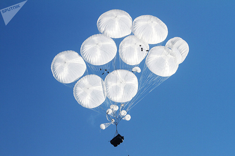 Theo Sputnik, đã hơn 40 năm nay lực lượng đổ bộ đường không của Nga (VDV) sử dụng phương pháp thả dù xe bọc thép với kíp lái ngồi bên trong. Tuy nhiên, đây vẫn là một công việc đầy mạo hiểm và phức tạp, mỗi giai đoạn trong đó được mô tả chi tiết trong các chương trình huấn luyện các đơn vị thiết giáp của VDV. Nguồn ảnh: Sputnik.