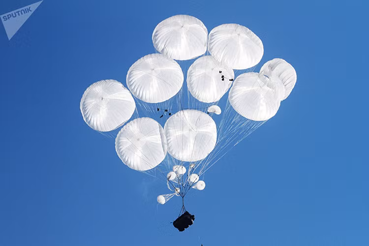 Theo Sputnik, đã hơn 40 năm nay lực lượng đổ bộ đường không của Nga (VDV) sử dụng phương pháp thả dù xe bọc thép với kíp lái ngồi bên trong. Tuy nhiên, đây vẫn là một công việc đầy mạo hiểm và phức tạp, mỗi giai đoạn trong đó được mô tả chi tiết trong các chương trình huấn luyện các đơn vị thiết giáp của VDV. Nguồn ảnh: Sputnik.