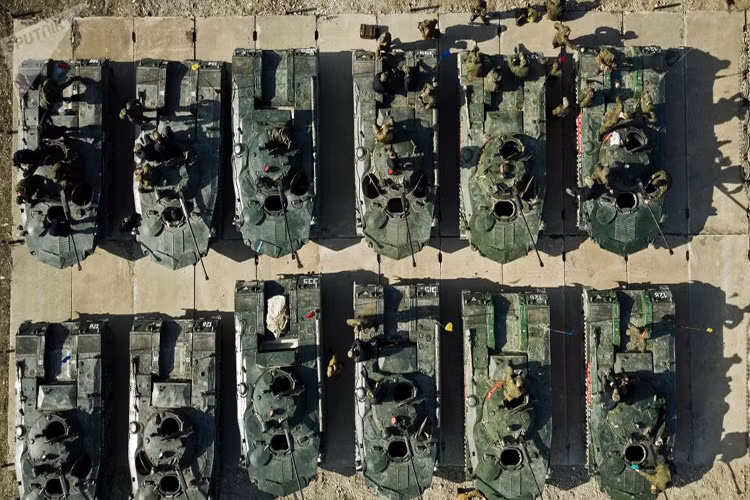 Để có được năng lực tác chiến như ngày hôm nay, trong quá khứ các thiết kế sư của Liên Xô đã mất nhiều thời gian để tìm cách thả dù kỹ thuật quân sự. Vào đầu những năm 1970 đã thực hiện những đợt thả dù thiết bị không có người bên trong, còn lính dù nhảy từ những máy bay khác, độ sai lệch giữa hai đợt thả là khá lớn. Trong nhiều trường hợp kíp chiến đấu được thả cách phương tiện chiến đấu tới 5km và điều đó làm giảm hiệu quả và tăng tính dễ bị tổn thương của những người lính. Nguồn ảnh: Sputnik.