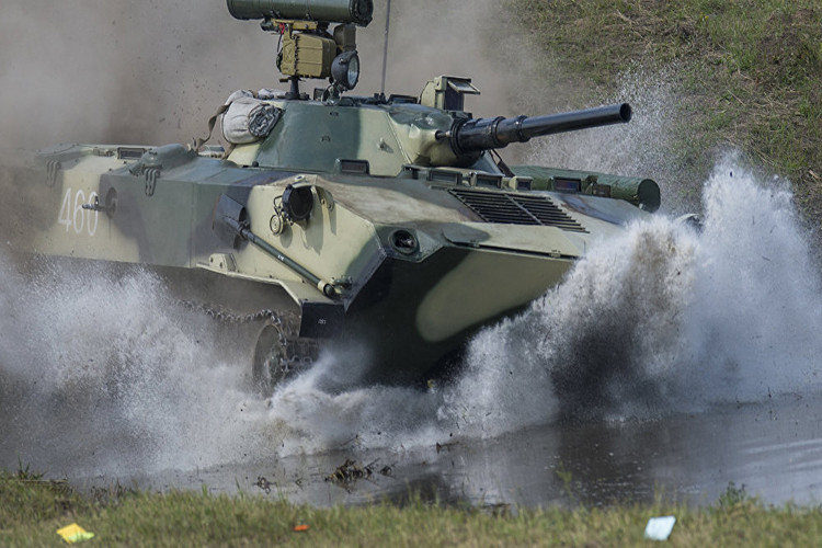 Cuối năm 1972, Bộ Quốc phòng Liên Xô (sau này là Nga) quyết định thử nghiệm hệ thống "Kentavr" với những người lính ngồi bên trong xe. Vào tháng 1/1973, chiếc BMD với kíp lái bên trong đã được lần đầu tiên thả dù từ máy bay AN-12 trên bãi thử của sư đoàn dù số 106. Nguồn ảnh: Sputnik.