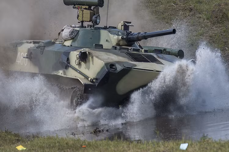 Cuối năm 1972, Bộ Quốc phòng Liên Xô (sau này là Nga) quyết định thử nghiệm hệ thống "Kentavr" với những người lính ngồi bên trong xe. Vào tháng 1/1973, chiếc BMD với kíp lái bên trong đã được lần đầu tiên thả dù từ máy bay AN-12 trên bãi thử của sư đoàn dù số 106. Nguồn ảnh: Sputnik.