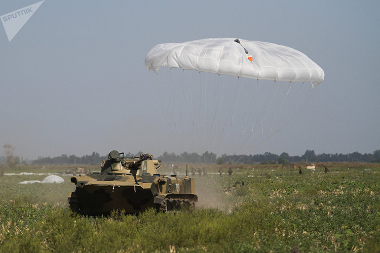 Ngay cả những người lính dù giàu kinh nghiệm cũng phải trải qua khóa đào tạo đặc biệt. Tất cả các thành viên kíp lái đều tham gia công việc chuẩn bị cho một chiếc BMD "nhảy dù". Ngoài ra, bên ngoài xe, họ tập luyện trên những ghế chống rung đặc biệt gần giống với ghế của các phi hành gia Nga. Nguồn ảnh: Sputnik.