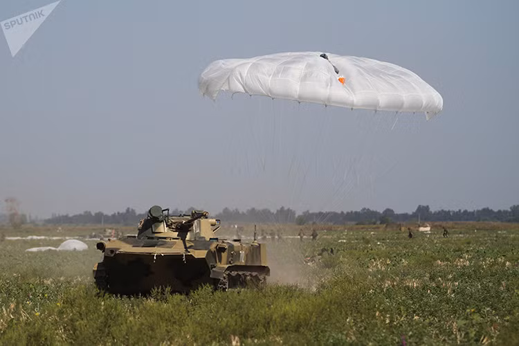 Ngay cả những người lính dù giàu kinh nghiệm cũng phải trải qua khóa đào tạo đặc biệt. Tất cả các thành viên kíp lái đều tham gia công việc chuẩn bị cho một chiếc BMD "nhảy dù". Ngoài ra, bên ngoài xe, họ tập luyện trên những ghế chống rung đặc biệt gần giống với ghế của các phi hành gia Nga. Nguồn ảnh: Sputnik.