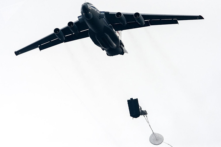 Sau khi tách khỏi máy bay, chiếc BMD sẽ lao xuống mặt đất từ độ cao 800 mét trong vài giây trước khi dù hãm tốc được bung. Và khi chiếc BMD chạm đất kíp chiến đấu ngồi bên trong xe sẽ cảm nhận được nó. Các khối thuốc nổ nhỏ được kích hoạt, gió kéo chiếc dù sang một bên. Các thành viên kíp lái từ ghế đặc biệt chuyển đến vị trí chiến đấu và bắt đầu thực hiện nhiệm vụ. Nguồn ảnh: Sputnik.