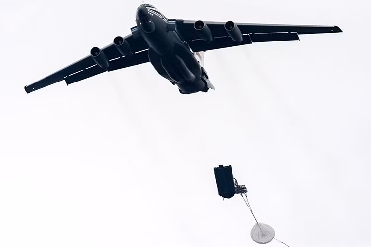 Sau khi tách khỏi máy bay, chiếc BMD sẽ lao xuống mặt đất từ độ cao 800 mét trong vài giây trước khi dù hãm tốc được bung. Và khi chiếc BMD chạm đất kíp chiến đấu ngồi bên trong xe sẽ cảm nhận được nó. Các khối thuốc nổ nhỏ được kích hoạt, gió kéo chiếc dù sang một bên. Các thành viên kíp lái từ ghế đặc biệt chuyển đến vị trí chiến đấu và bắt đầu thực hiện nhiệm vụ. Nguồn ảnh: Sputnik.