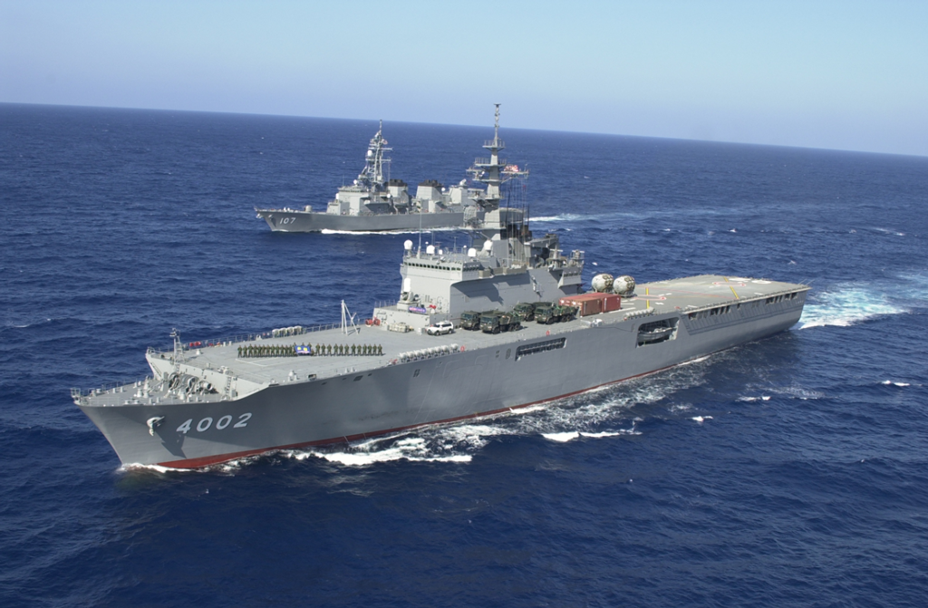 Trên danh nghĩa Nhật Bản chưa sở hữu tàu sân bay, nhưng lực lượng Phòng vệ Trên biển của nước này lại sở hữu các tàu tấn công đổ bộ có khả năng tác chiến tương đương các tàu sân bay cỡ nhỏ. Nguồn ảnh: yahoo.co.jp.