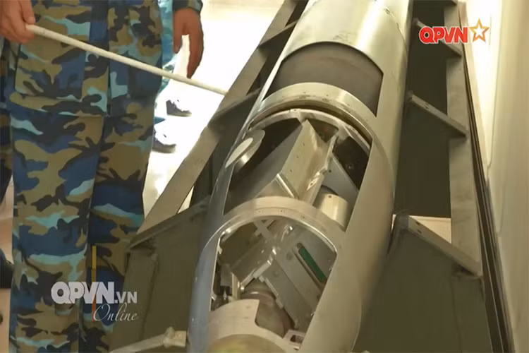 Được biết, trong những mùa huấn luyện trước đây Lữ đoàn 685 thường huấn luyện cán bộ chiến sĩ sử dụng vận hành các loại khí tài đặc chủng thông qua giáo trình lý thuyết và tranh vẽ, sau thời gian huấn luyện phương pháp này đã bộc lộ nhiều hạn chế, thiếu trực quan sinh động. Do đó tổ khoa học Lữ đoàn 685 đã xây dựng mô hình tổng quan hệ thống tên lửa bờ mà đơn vị được trang bị. Nguồn ảnh: QPVN.