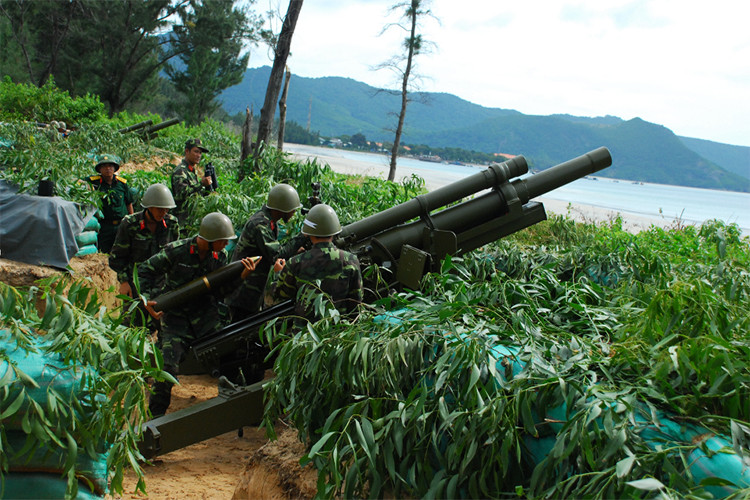 Pháo 105, lực lượng vũ trang huyện Côn Đảo diễn tập bắn biển