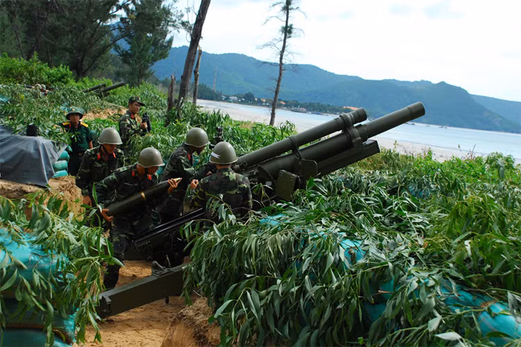 Pháo 105, lực lượng vũ trang huyện Côn Đảo diễn tập bắn biển