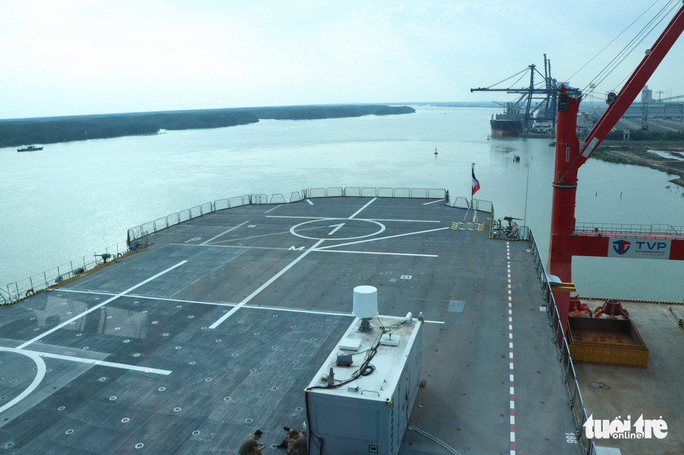 Boong tàu nhìn từ đài chỉ huy. Tàu Dixmude có 6 điểm hạ cánh dành cho trực thăng trên mặt boong. Trong trường hợp cần thiết, mặt boong có thể gia cố đặc biệt để tiếp nhận các tiêm kích lên thẳng như F-35 của Mỹ. Ảnh: Duy Linh.
