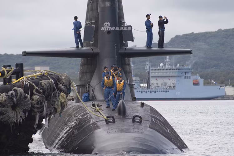 Chuyến thăm trên còn gián tiếp thể hiện năng lực tác chiến của tàu ngầm Nhật Bản trong bối cảnh nước này chưa có một lực lượng hải quân theo đúng nghĩa và bị giới hạn trong phạm vi lực lượng phòng vệ. Và từ căn cứ hải quân gần nhất của Nhật Bản tại quần đảo Ryukyu tới đảo Guam cũng hơn 2.000km. Nguồn ảnh: Sina.