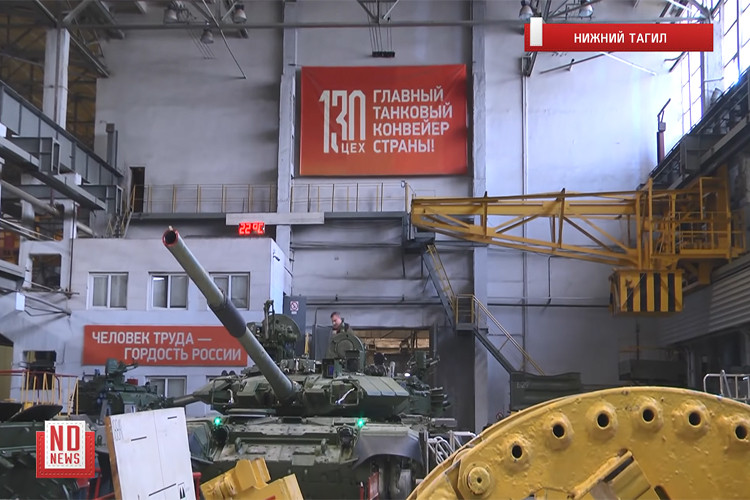 Theo đó chuyến tham quan đặc biệt tại nhà máy chế tạo xe tăng của Uralvagonzavod dành cho “thiết kế sư xe tăng” 13 tuổi người Nga Yegor Trofimova, bởi các ý tưởng đặc biệt của Yegor về mẫu xe tăng tương lai của Nga gây ấn tượng mạnh đối với Tổng Giám đốc điều hành Uralvagonzavod - Alexander Potapov. Nguồn ảnh: ND News.