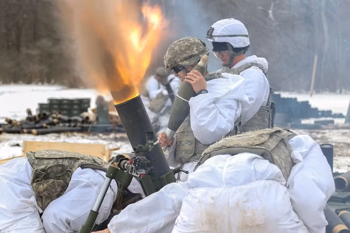 Bộ binh Mỹ khai hỏa súng cối 120mm M120 trong đợt tập trận bắn đạn thật tại Fort Drum, Mỹ.