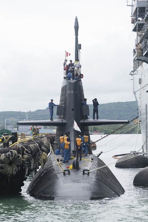 Các tàu ngầm Soryu có lượng giãn nước khi nổi là 2.900 tấn và khi lặn là 4.200 tấn, tàu có chiều dài dài 84m, rộng 9.1m, cao 10.3m. Souryu được trang bị hai động cơ diesel-điện Kawasaki 2V-25/25SB và 4 động cơ Stirling sử dụng công nghệ tuần hoàn không khí độc lập (AIP). Nguồn ảnh: Sina.