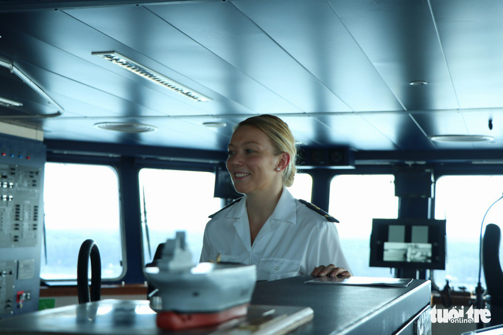 Có khá nhiều nữ sĩ quan và binh sĩ trên tàu Dixmude, chiếm khoảng 15% thủy thủ đoàn. Có người là những học viên đã từng trưởng thành từ các chuyến đi biển huấn luyện dài ngày như Chiến dịch Jeanne d'Arc. Ảnh: Duy Linh.