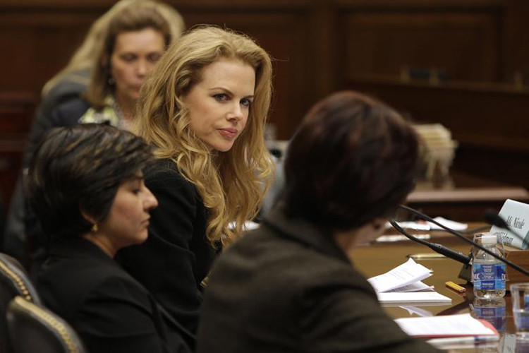  Nữ diễn viên Nicole Kidman làm chứng về vần đề bạo lực đối với phụ nữ trước Ủy ban Ngoại giao Mỹ trong năm 2009. Ảnh: Reuters.