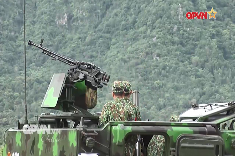 Đây chính là tiền đề cho sự xuất hiện của nhiều loại vũ khí, khí tài quân sự mới được cải tiến phù hợp với điều kiện chiến đấu đặc thù của Quân khu 9, trong đó có đề án tích hợp súng cối 100mm, súng máy 12,7mm K54 lên xe bọc thép M113A1. Nguồn ảnh: QPVN.