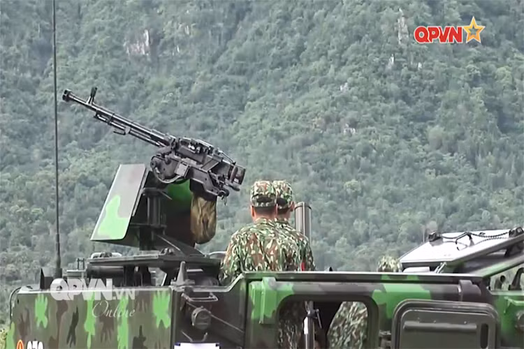 Đây chính là tiền đề cho sự xuất hiện của nhiều loại vũ khí, khí tài quân sự mới được cải tiến phù hợp với điều kiện chiến đấu đặc thù của Quân khu 9, trong đó có đề án tích hợp súng cối 100mm, súng máy 12,7mm K54 lên xe bọc thép M113A1. Nguồn ảnh: QPVN.