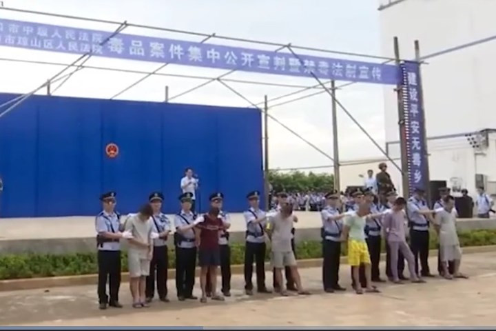 Lần lượt từng nhóm tội phạm về ma túy được đưa lên để tuyên án công khai cho đông đảo người dân xem và nghe.