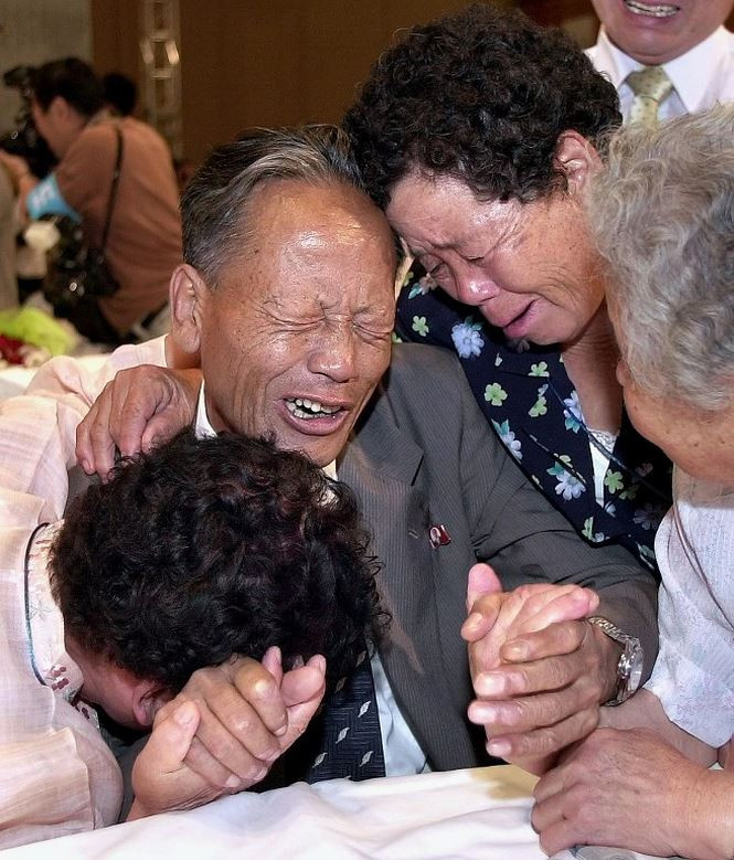 Phần lớn trong số 20 cuộc đoàn tụ từ năm 2000 đến nay được tổ chức tại khu nghỉ mát Núi Kim cương tuyệt đẹp ở Triều Tiên. Trong ảnh, ông Ri Sang-Un (giữa), 67 tuổi, òa khóc khi gặp chị em sau 50 năm xa cách trong cuộc đoàn tụ ngày 15/8/2000. Ảnh: AFP.