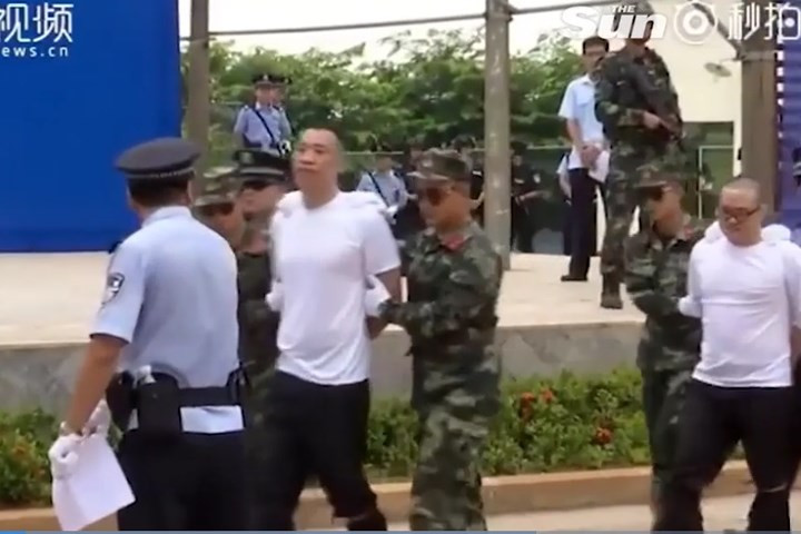 Hai tử tù được dẫn giải ra trước bàn dân thiên hạ.