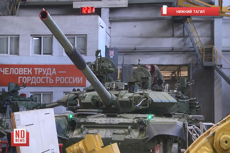 Căn cứ vào hình ảnh, các xe tăng T-90 mà UralVagonZavod đang sản xuất tại Nizhny Tagil được sơn màu khác hẳn với những chiến xa lắp ráp cho Quân đội Iraq, và rất có thể đây chính là các xe sản xuất cho Việt Nam. Nguồn ảnh: ND News.