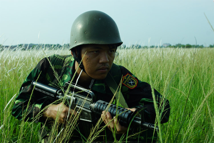 Cụ thể là chiếc mũ sắt M1 đi kèm súng tiểu liên M18 - được Việt Nam cải tiến lại từ khẩu carbine XM-177E2 mà lính trinh sát đặc nhiệm Việt Nam sử dụng trong huấn luyện. Nguồn ảnh: Báo Quân khu 7.