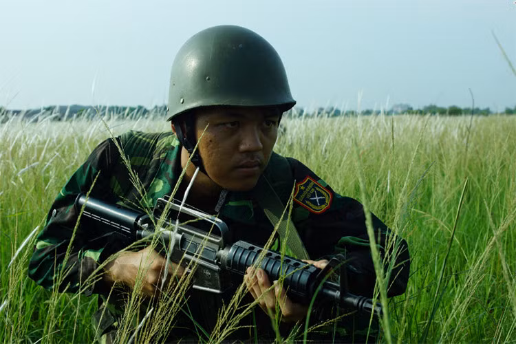 Cụ thể là chiếc mũ sắt M1 đi kèm súng tiểu liên M18 - được Việt Nam cải tiến lại từ khẩu carbine XM-177E2 mà lính trinh sát đặc nhiệm Việt Nam sử dụng trong huấn luyện. Nguồn ảnh: Báo Quân khu 7.