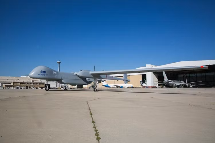 Trong là một chiếc máy bay không người lái Heron TP của IAI ta có thể dễ dàng ước lượng được kích thước khổng lồ của nó qua góc ảnh này. Nguồn ảnh: Nguồn ảnh: israeldefense.