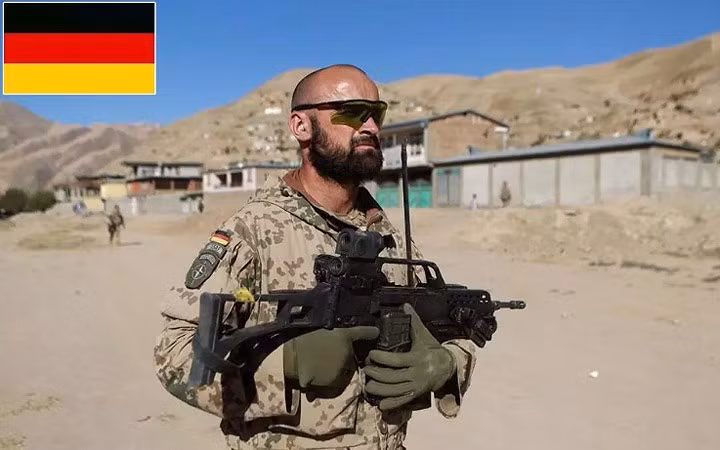 Thứ 9: Đức - Ngân sách quốc phòng: 39,2 tỷ USD: Tổng số quân nhân: 210.000; Tổng số máy bay chiến đấu: 698; Xe tăng: 543; Xe chiến đấu thiết giáp: 5.869; Tàu hải quân: 81; Tàu khu trục: 0; Tàu ngầm: 6; Chỉ số sức mạnh: 0,2609.