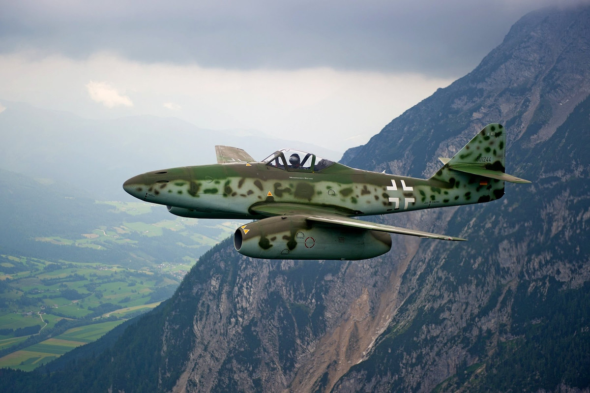 Trong Thế chiến 2, Messerschmitt Me 262 "ông tổ" của tiêm kích phản lực của phát xít Đức từng là nỗi khiếp đảm của nhiều phi công phe Đồng minh. Tiêm kích này được trang bị tới 4 pháo và có khả năng ném bom.