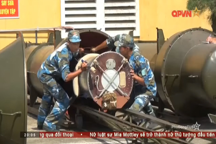  Đạn tên lửa V-750 cho tổ hợp S-75 có trọng lượng 2.3 tấn, dài 10 mét và có đường kính 700mm. Tùy vào biến thể mà chúng được trang bị đầu đạn nổ khác nhau, với biến thể tiêu chuẩn V-750 được trang bị đầu đạn 200kg với cơ cấu kích nổ. Nguồn ảnh: QPVN.