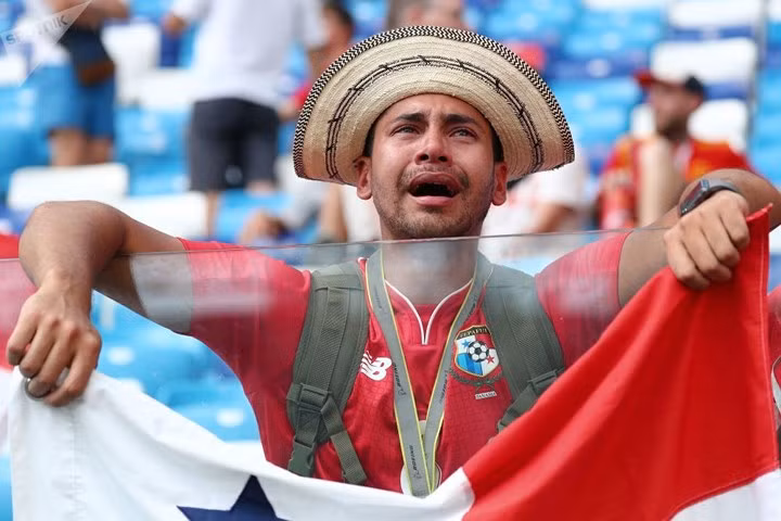 Nước mắt của cổ động viên Panama sau trận Anh-Panama.