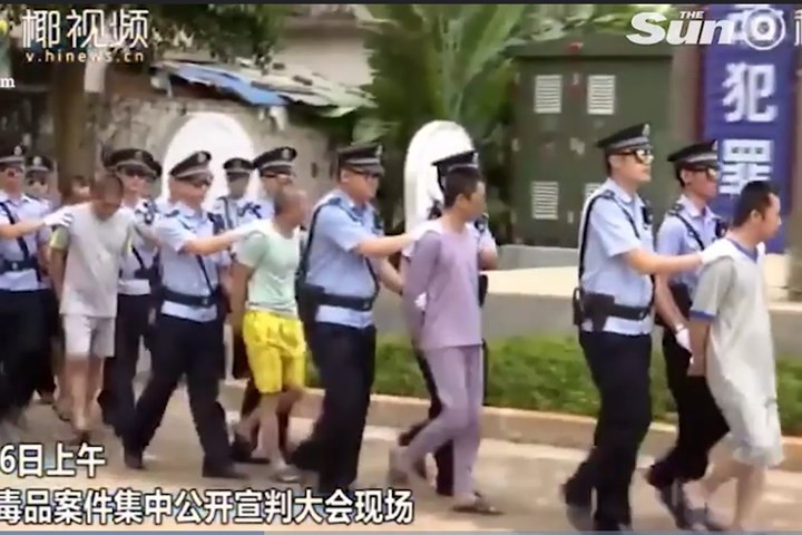 Khoảng 20 tội phạm buôn bán ma túy bị dẫn giải ra phiên đấu tố công khai trước người dân.