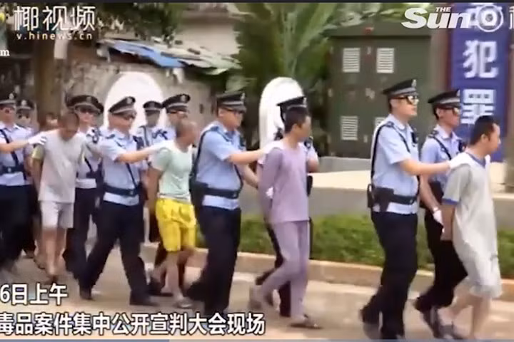 Khoảng 20 tội phạm buôn bán ma túy bị dẫn giải ra phiên đấu tố công khai trước người dân.