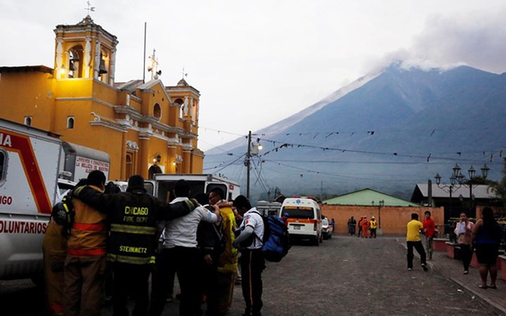Một nhóm nhân viên cứu hỏa cùng nhau cầu nguyện sau khi núi lửa Fuego phun trào hôm 3/6. Ảnh: Reuters.
