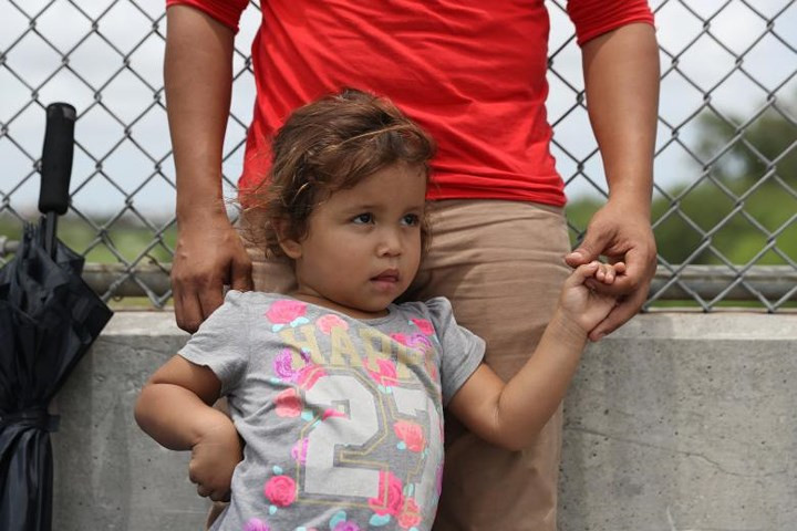 Glsesa Diaz vẫn chỉ là đứa trẻ 3 tuổi "vô lo vô nghĩ" dù phải theo cha mẹ "dãi nắng dầm sương" ở biên giới Mỹ-Mexico.